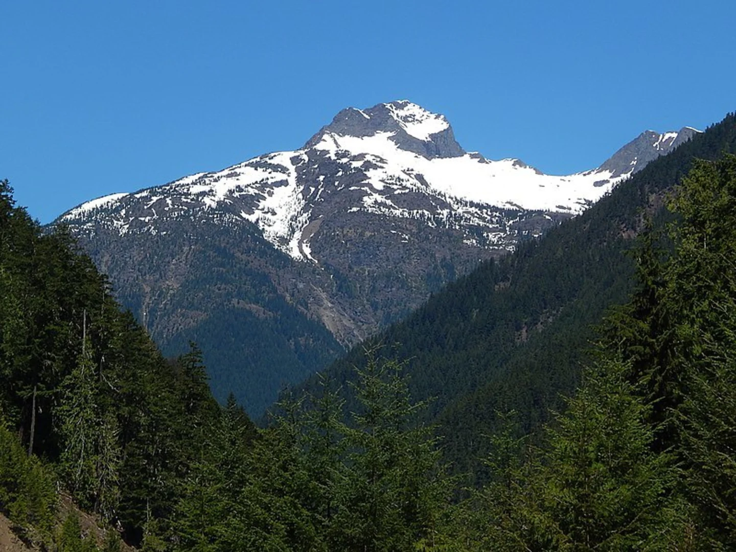 An image depicting the trail Crater Mountain via Devils Dome Loop and its surrounding area.