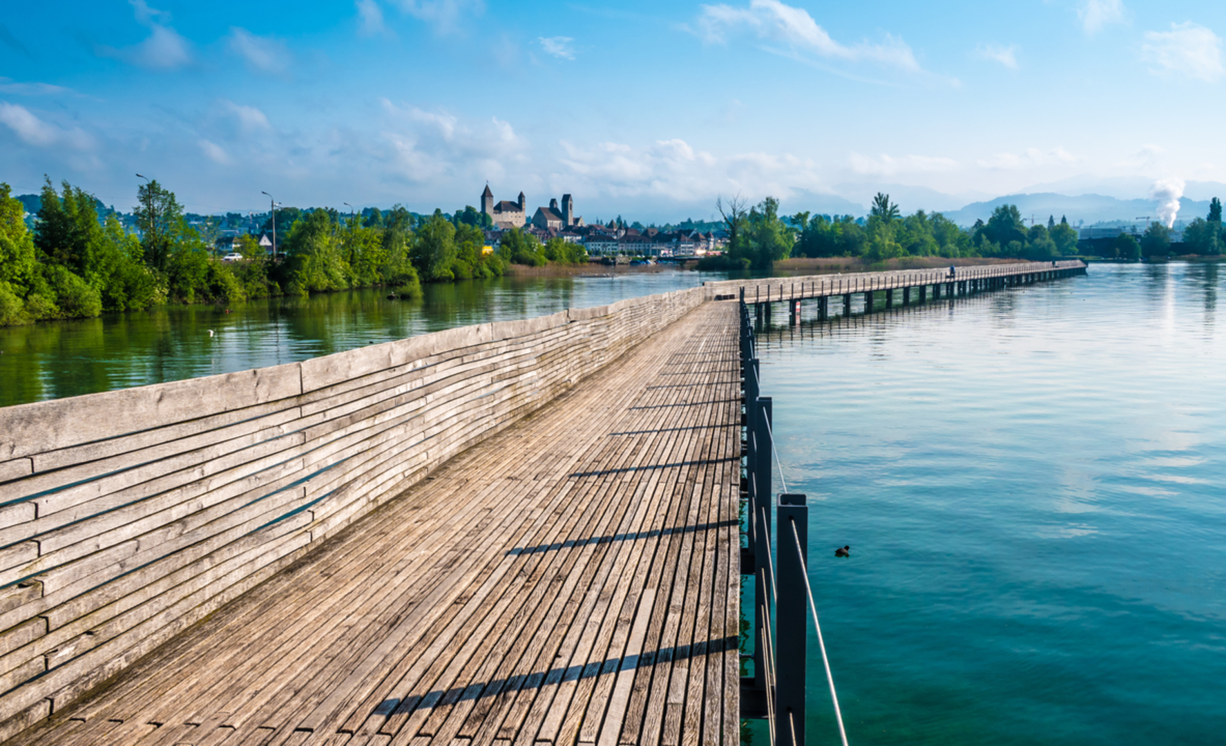 An image depicting the trail Holzbrücke Seedamm-Weg, Pfäffikon SZ - Rapperswil SG and its surrounding area.