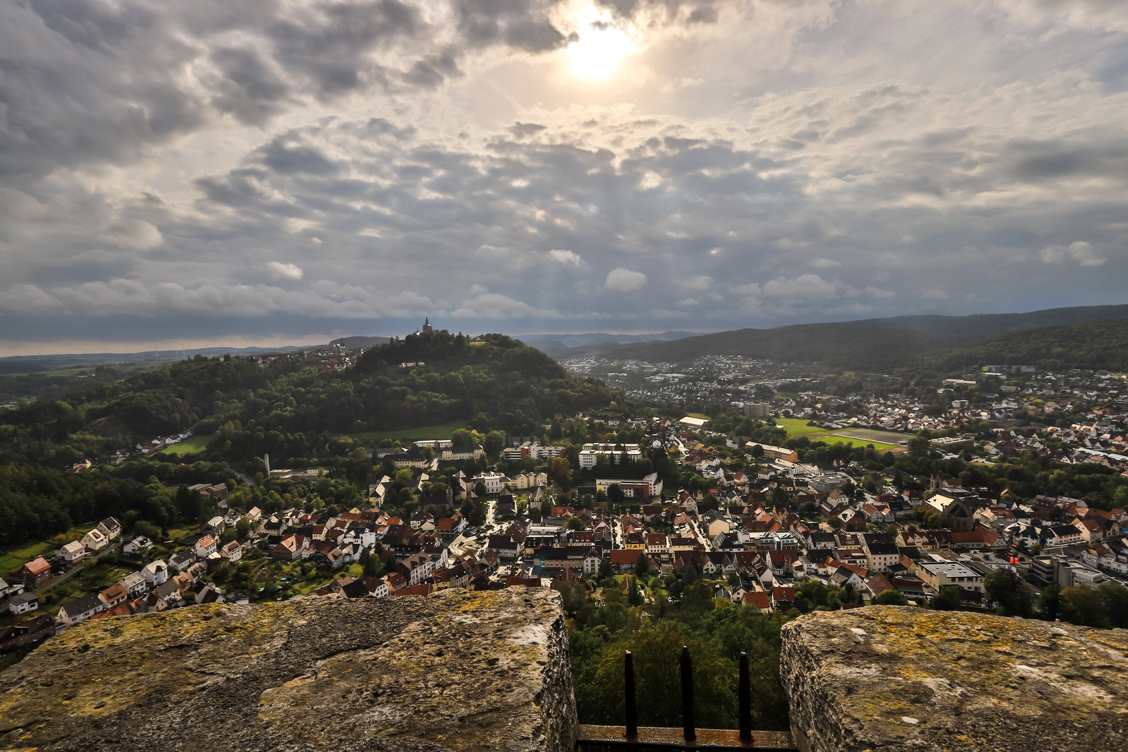 An image depicting the trail Sauerland - Waldroute and its surrounding area.