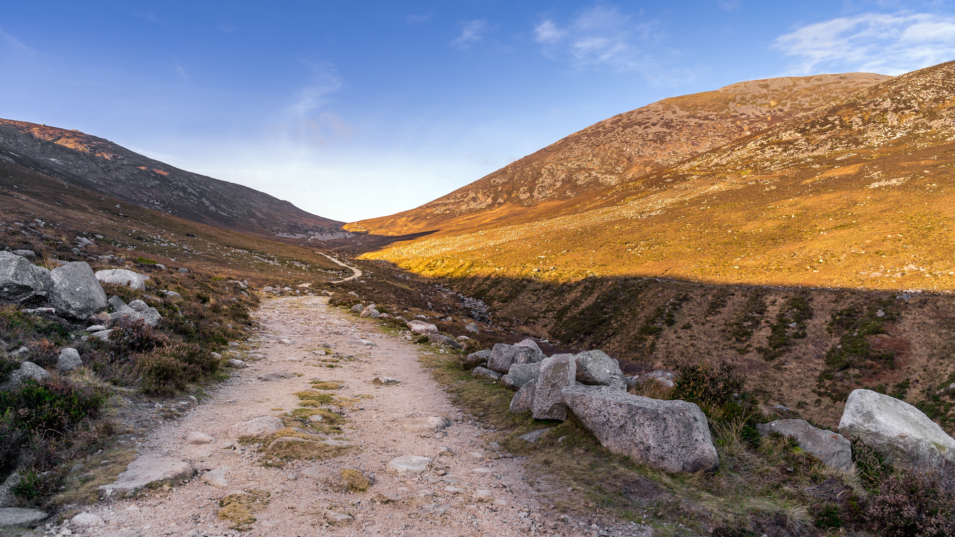 An image depicting the trail Slieve Donard - Commedagh and Bearnagh and its surrounding area.