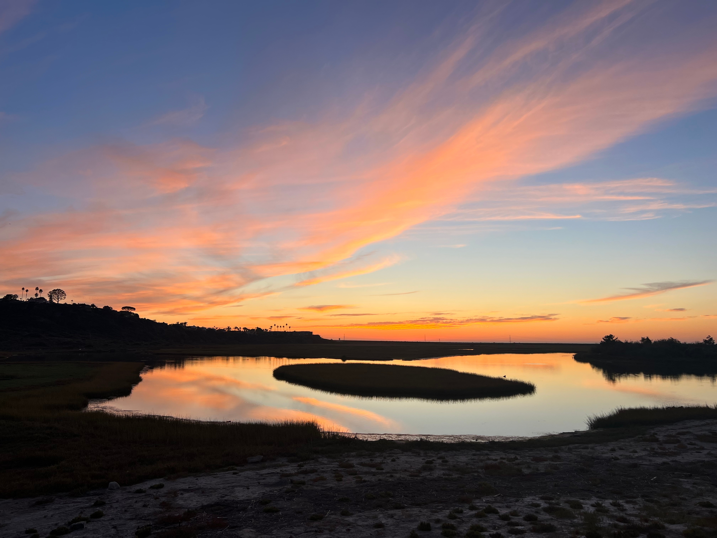 An image depicting the trail San Elijo Lagoon and its surrounding area.