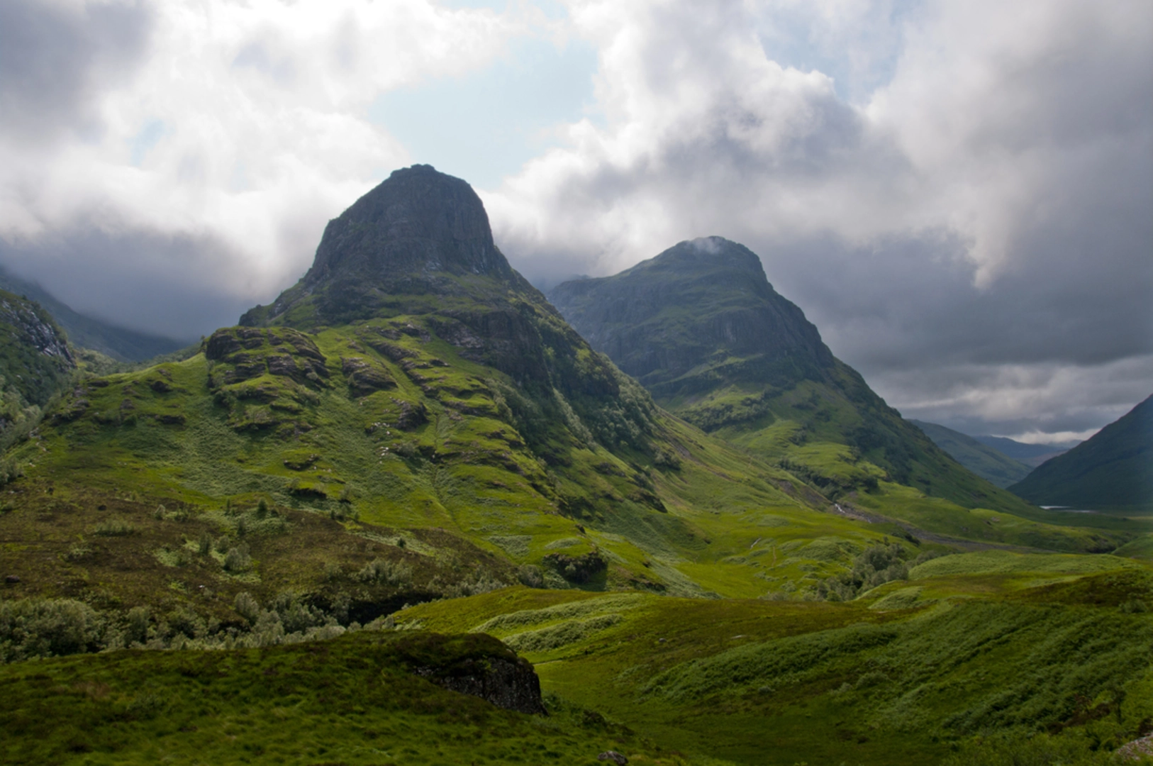 An image depicting the trail Bidean nam Bian via Coire Gabhail and its surrounding area.
