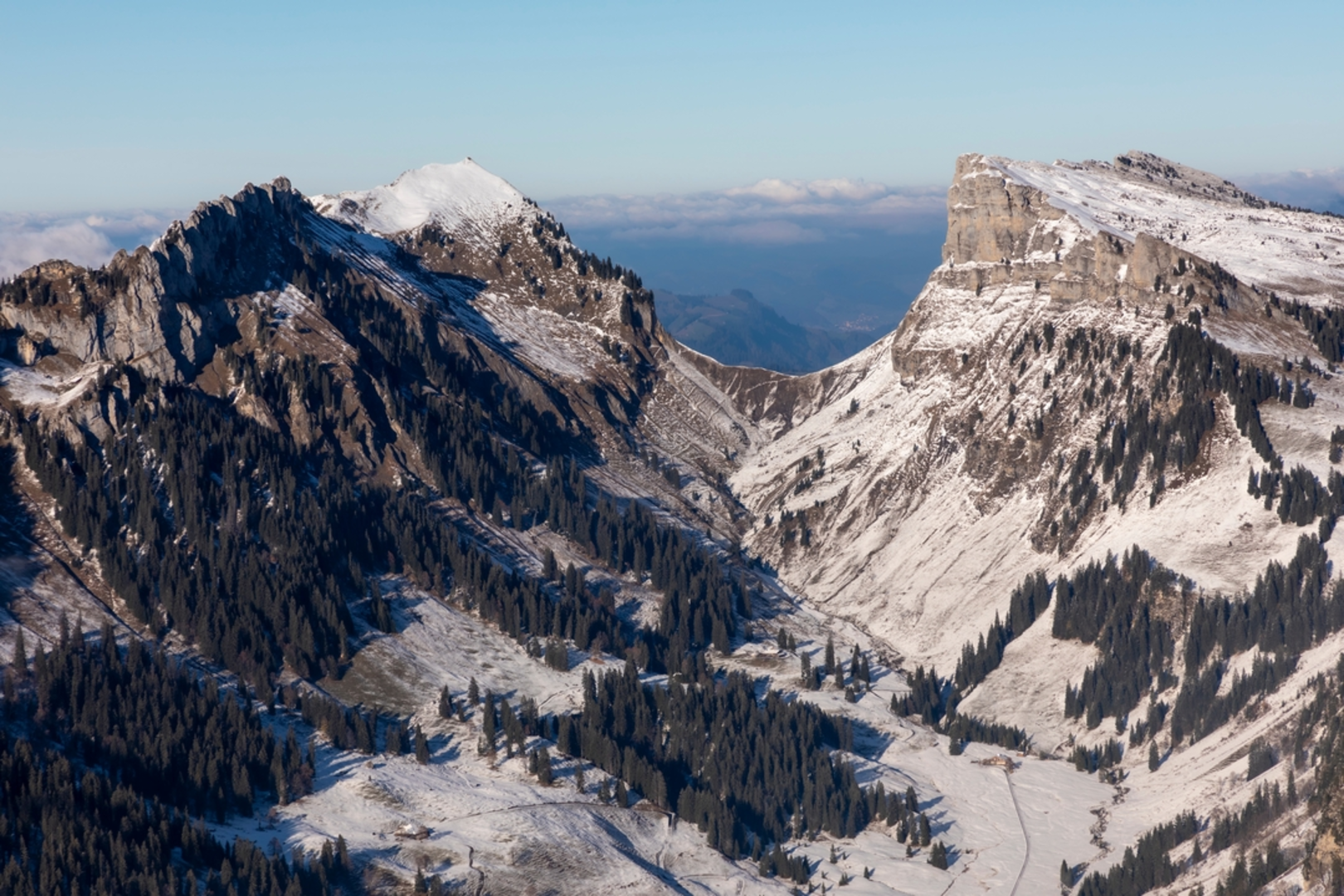 An image depicting the trail Sigriswiler Rothorn Panoramaweg and its surrounding area.