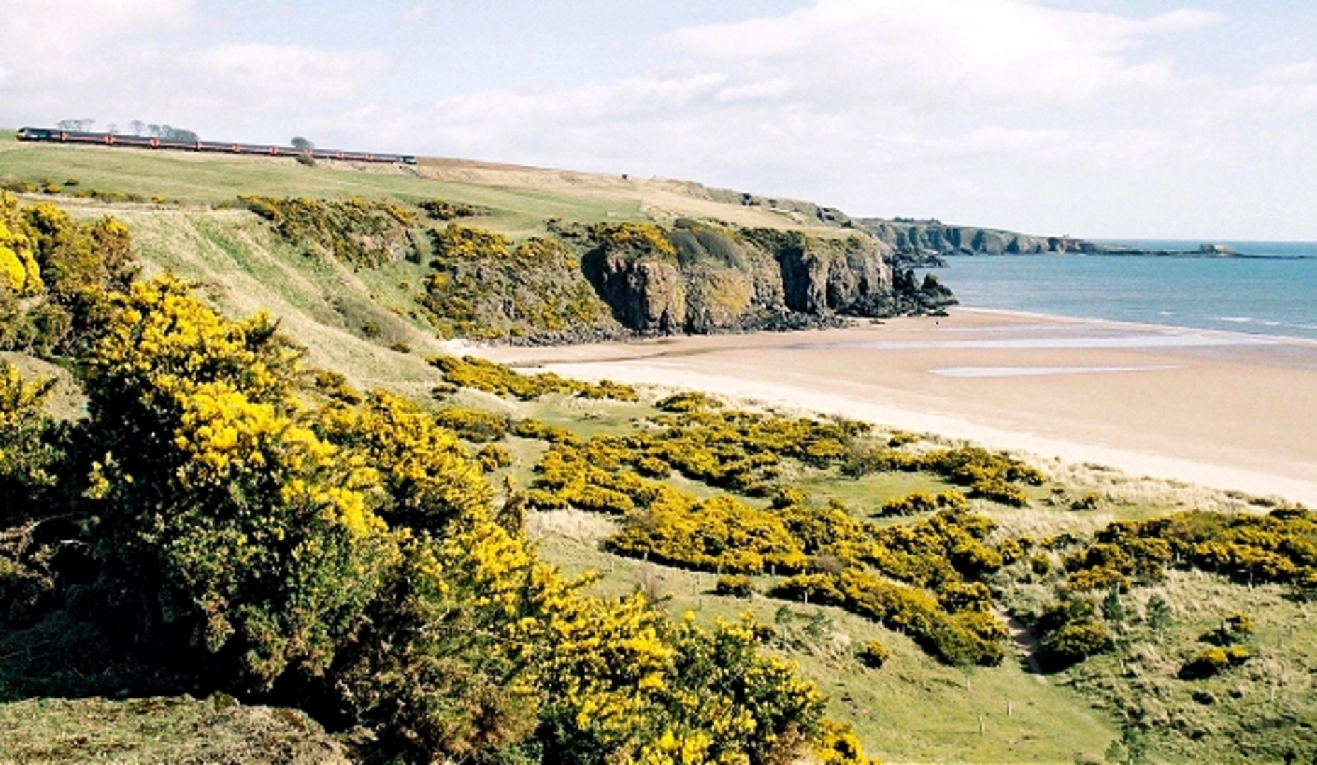 An image depicting the trail Lunan Way Walk and its surrounding area.