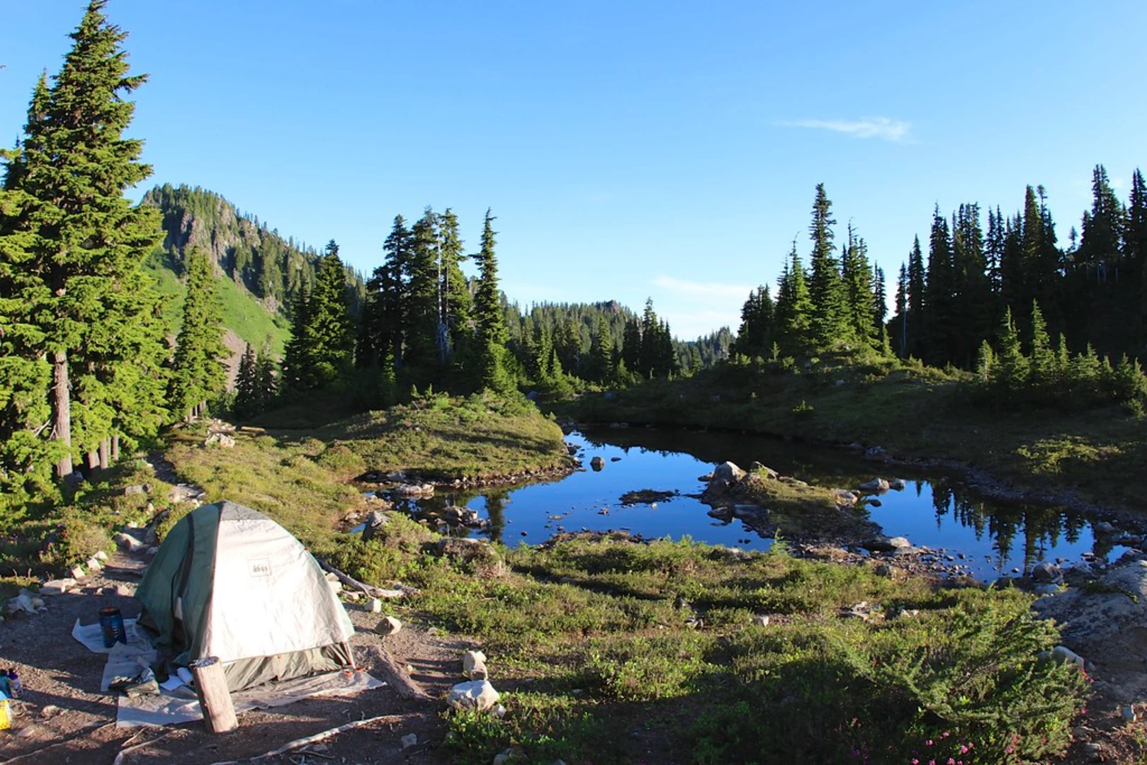 An image depicting the trail Seven Lakes Loop and its surrounding area.