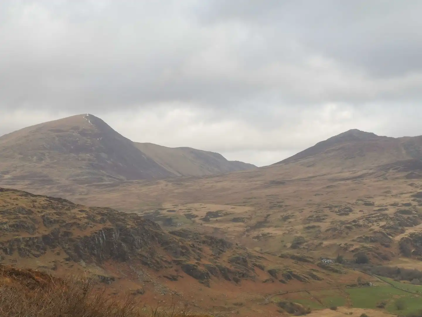 An image depicting the trail Moel Siabod and its surrounding area.