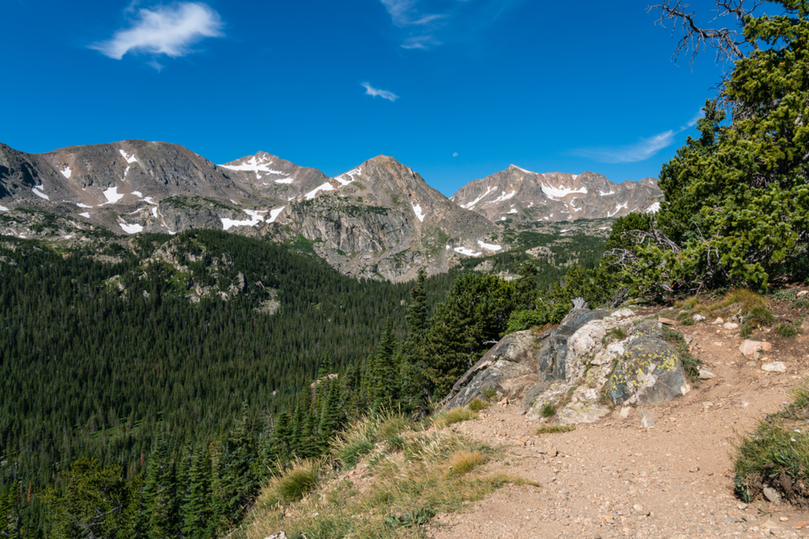 An image depicting the trail Arapaho Pass Trail and its surrounding area.