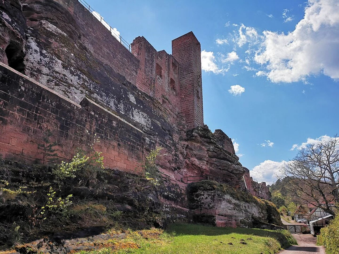 An image depicting the trail Kranzwoog via Hohle Felsen Tour and its surrounding area.