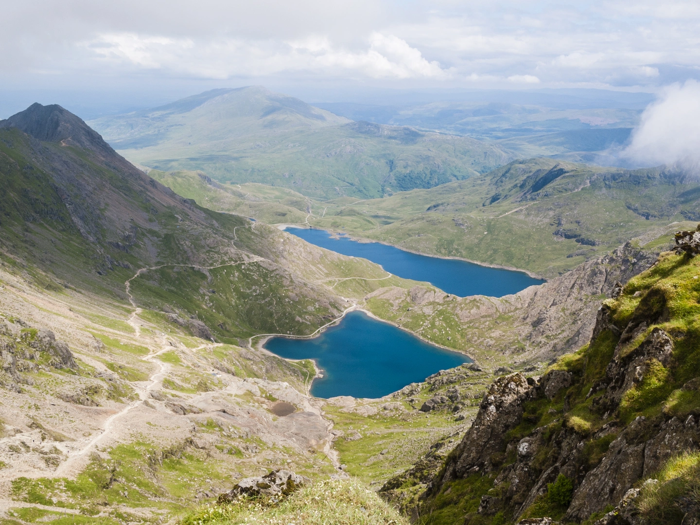 An image depicting the trail Welsh 1000m Peaks Marathon and its surrounding area.