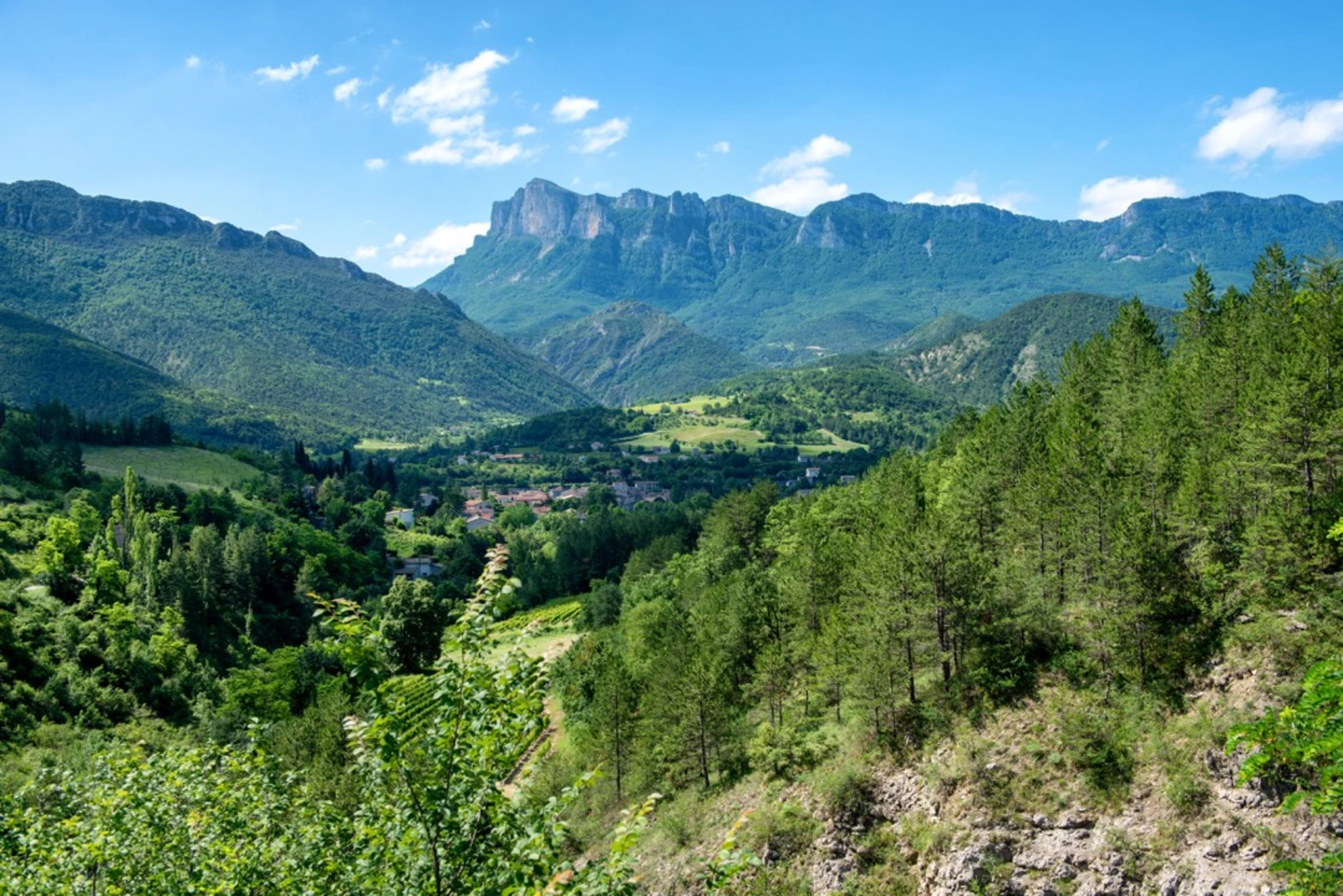 An image depicting the trail GR 95 and its surrounding area.