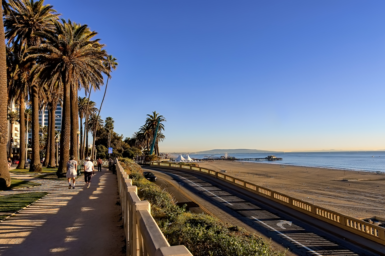 An image depicting the trail Palisades Park and its surrounding area.