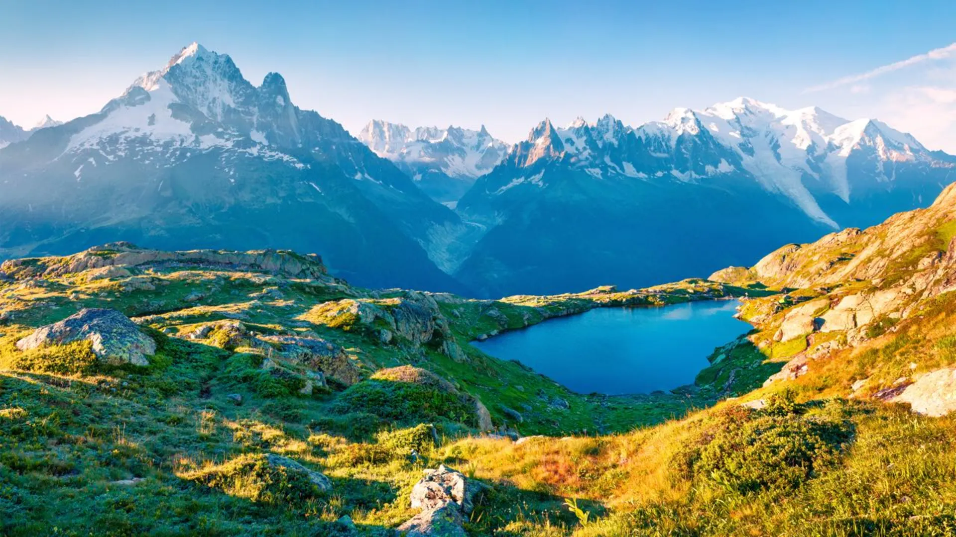 An image depicting the trail Tour du Mont Blanc and its surrounding area.
