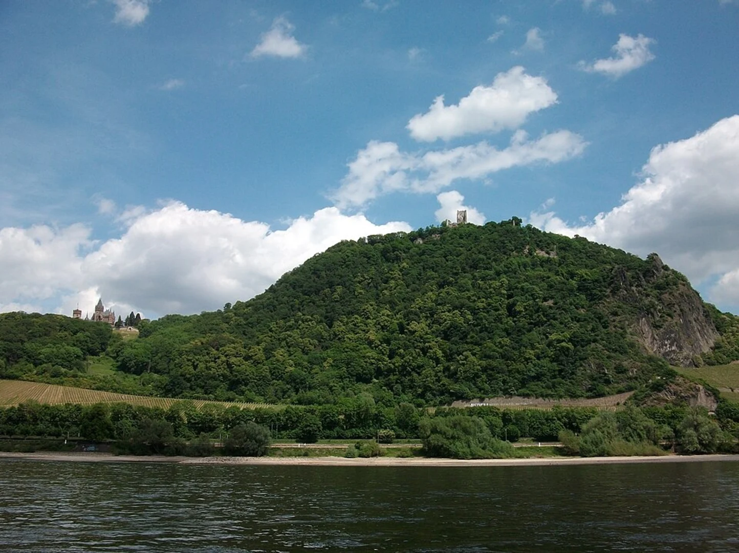 An image depicting the trail Schuhfels, Drachenfels, Jüngstberg and Drachenfelsblick Loop via Bären Steig and its surrounding area.