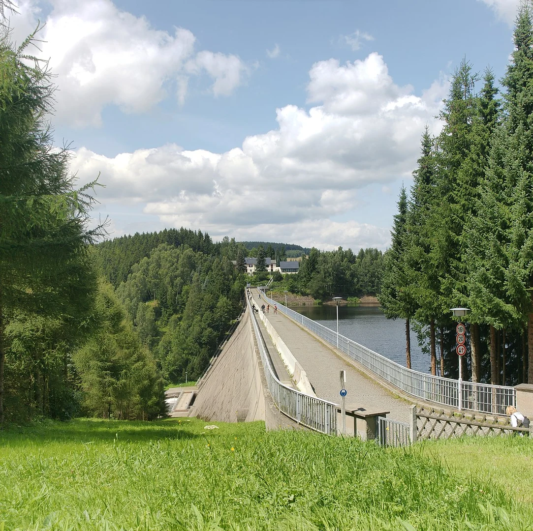 An image depicting the trail Talsperre Rauschenbach via Querweg and its surrounding area.