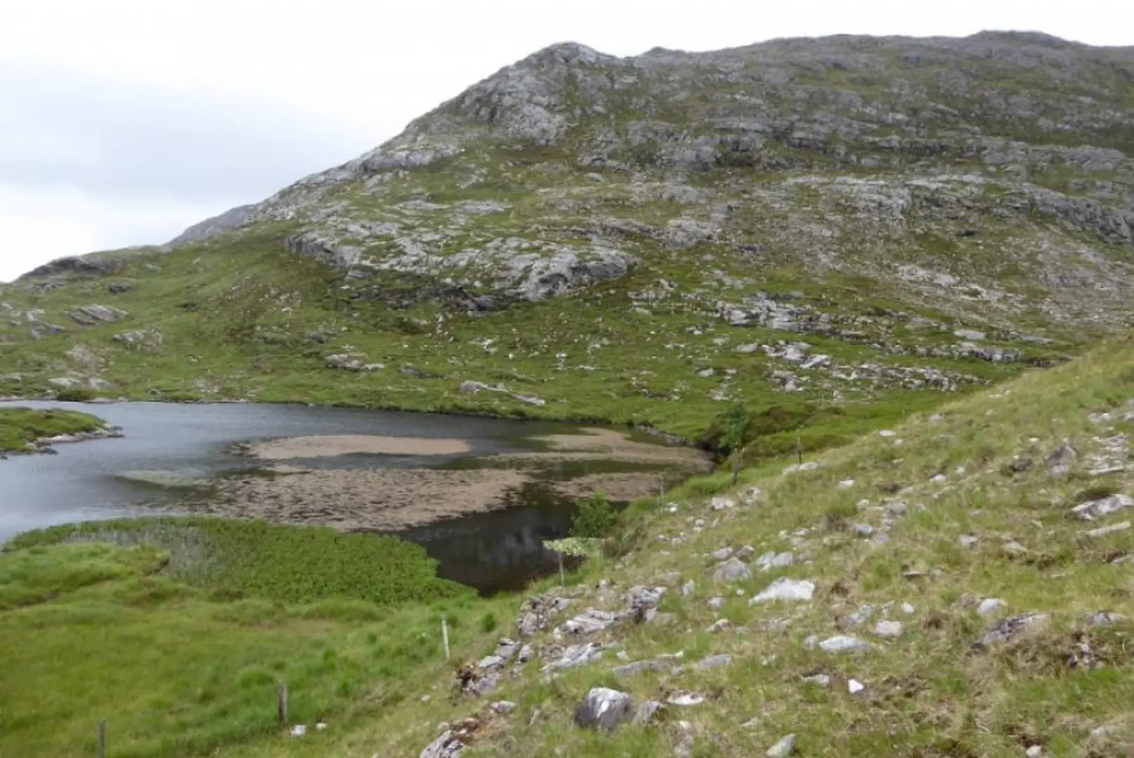 An image depicting the trail Maumturks and its surrounding area.
