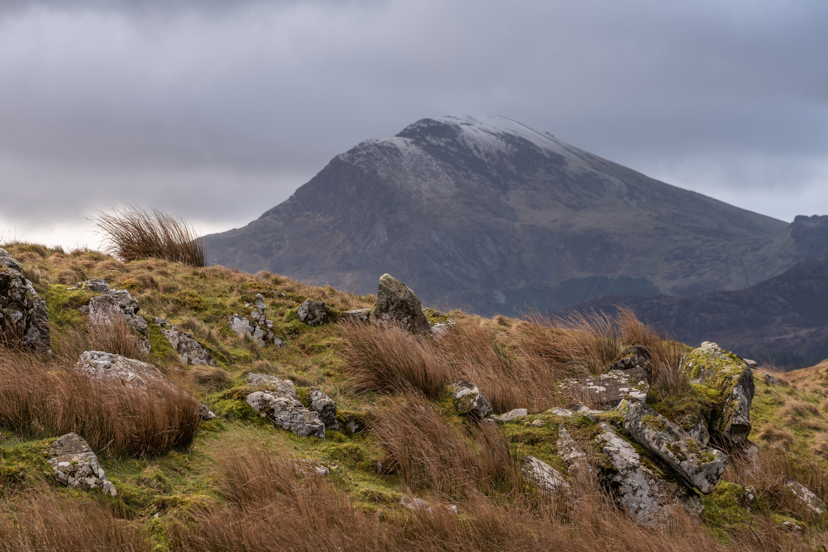 An image depicting the trail Moel Hebog from Beddgelert and its surrounding area.
