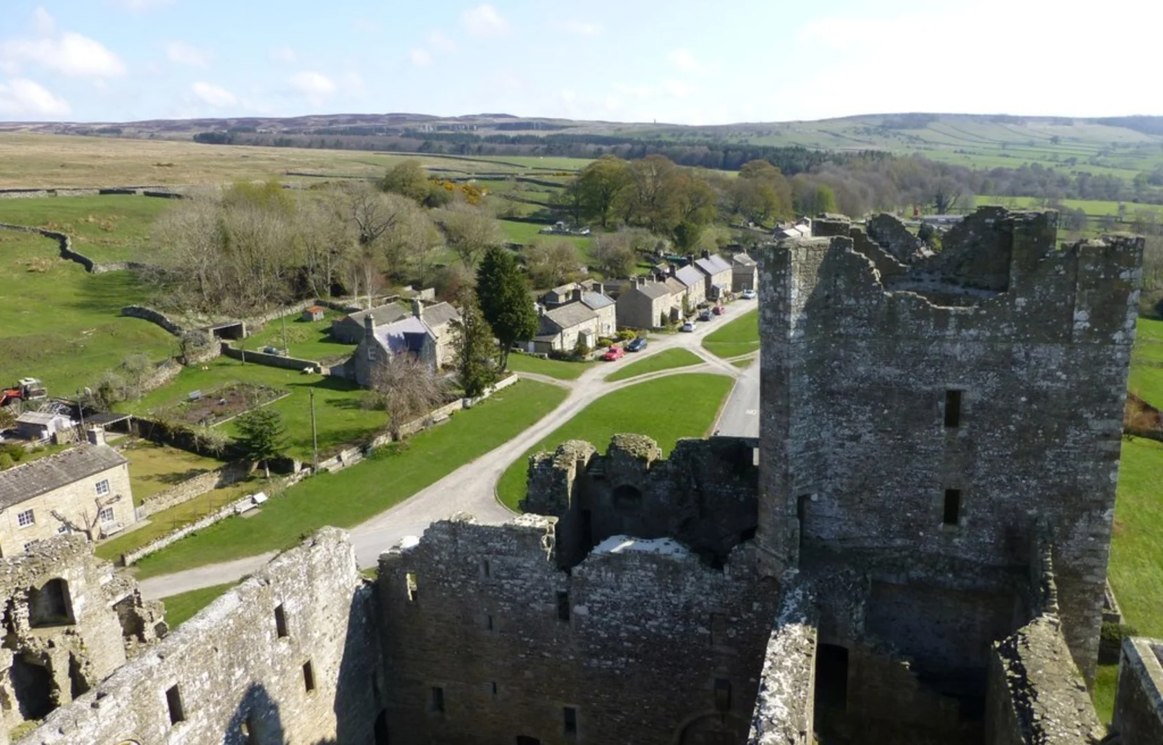 An image depicting the trail Castle Bolton Loop and its surrounding area.