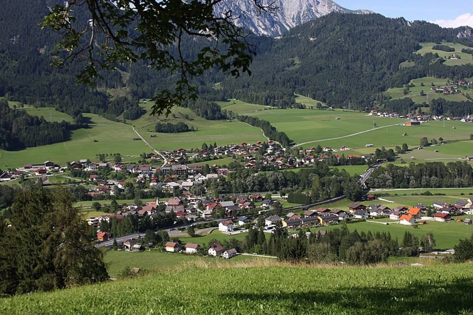 An image depicting the trail Aich - Weißenbach - Aich and its surrounding area.