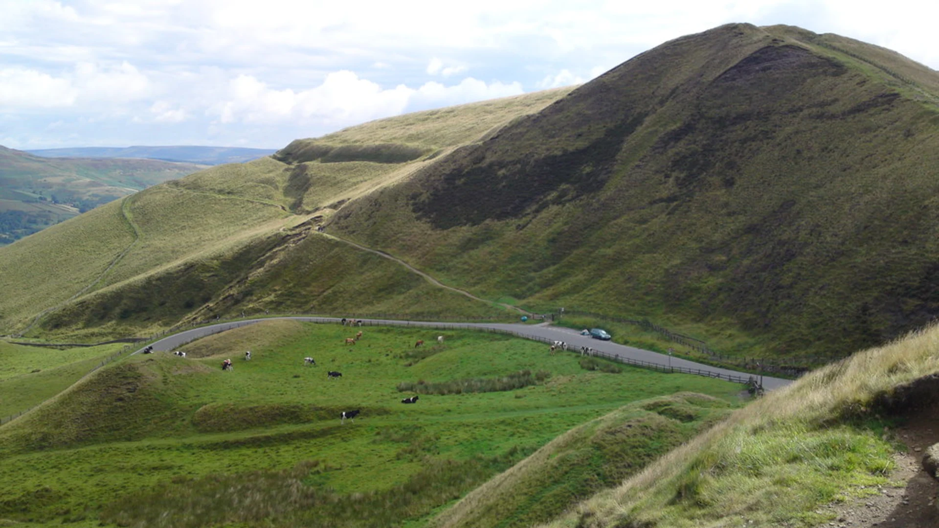 An image depicting the trail Hayfield to Edale Loop via South Head and Mam Tor and its surrounding area.