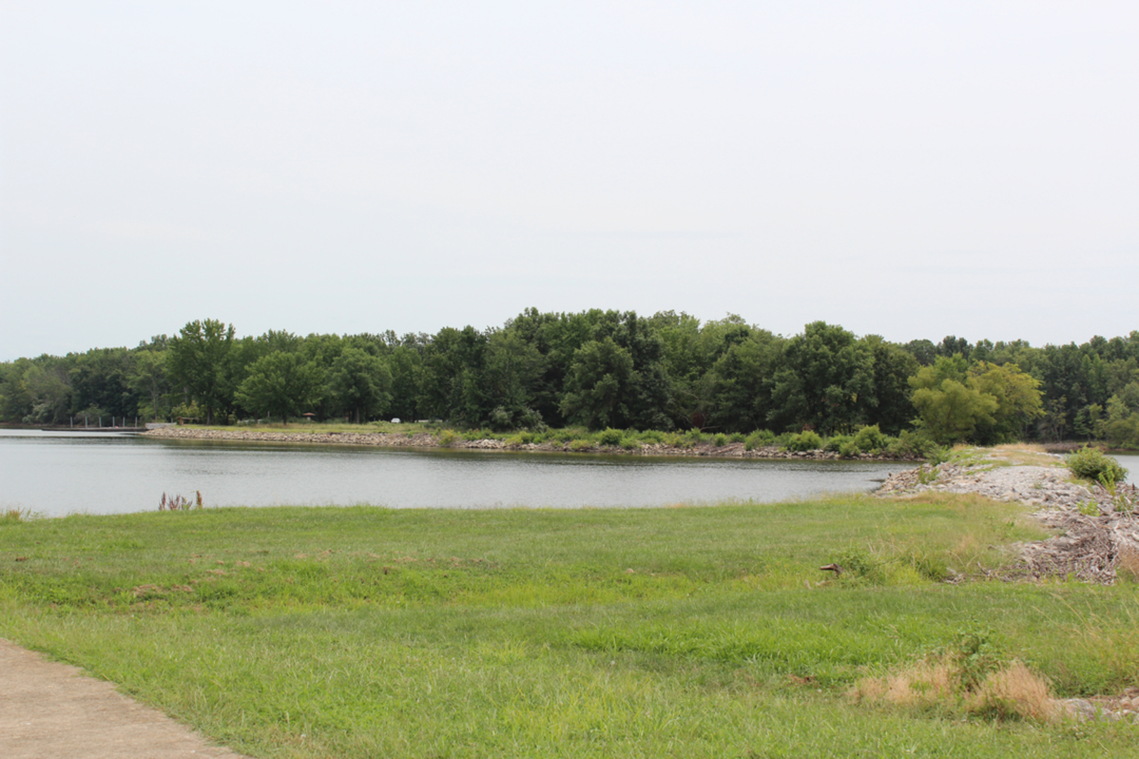 An image depicting the trail Rend Lake Trail and its surrounding area.