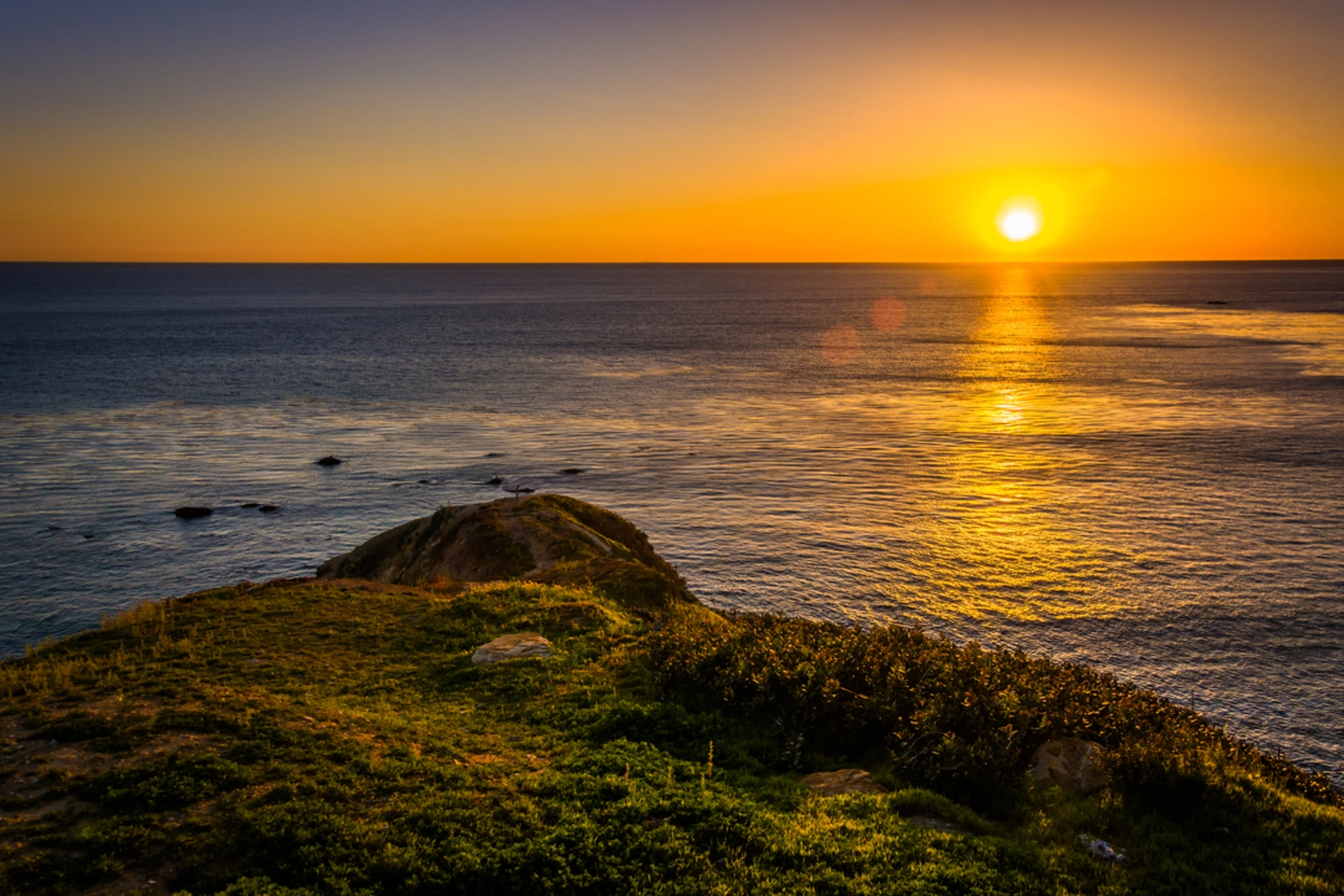 An image depicting the trail Palos Verdes Bluff Top Trail and its surrounding area.