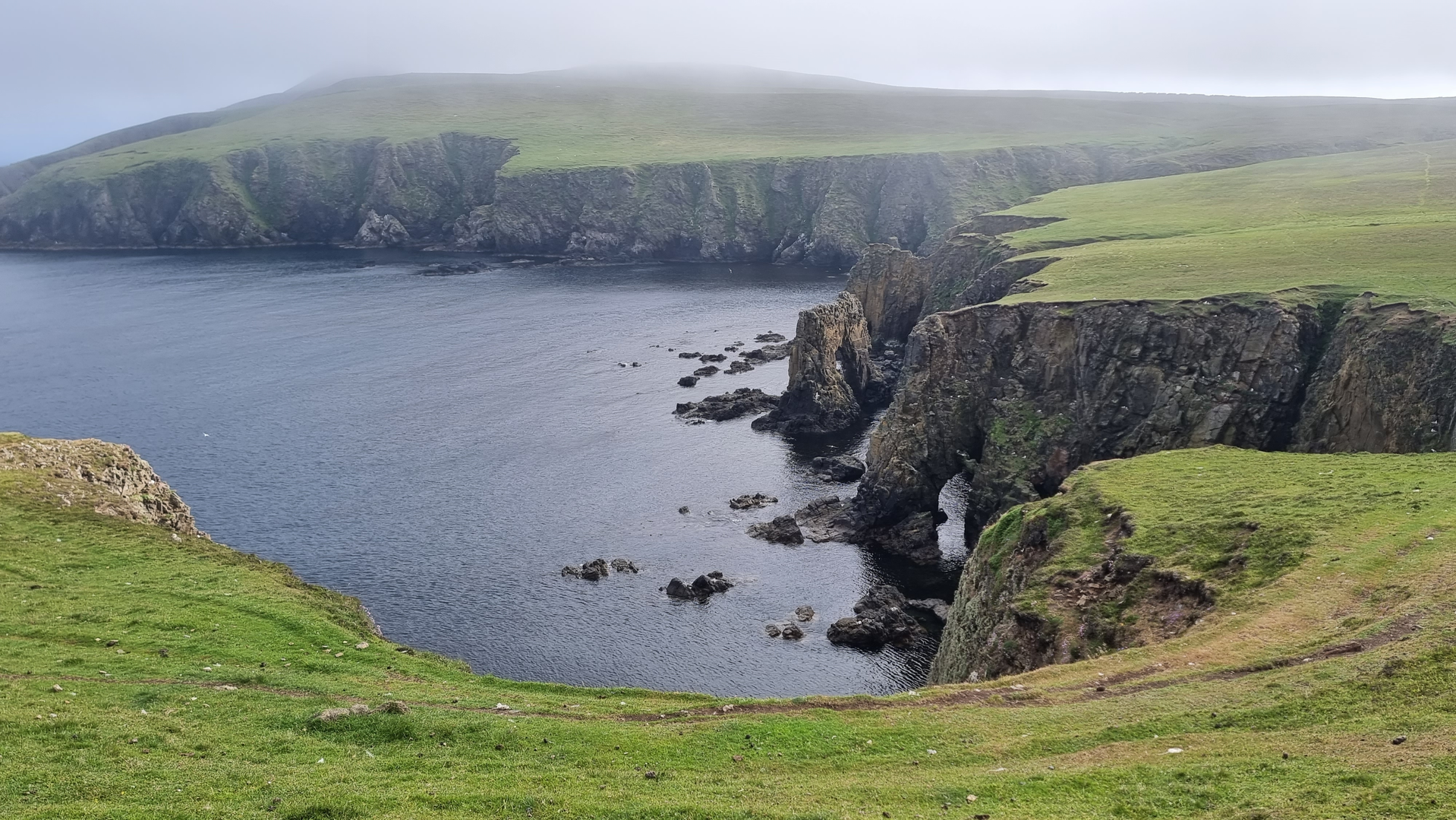 An image depicting the trail Ward Hill and Cairn Loop and its surrounding area.
