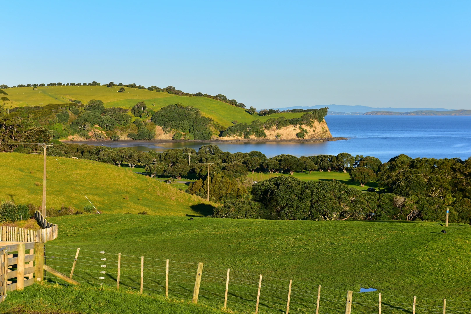 An image depicting the trail Shakespear Heritage and Tiritiri Track and its surrounding area.
