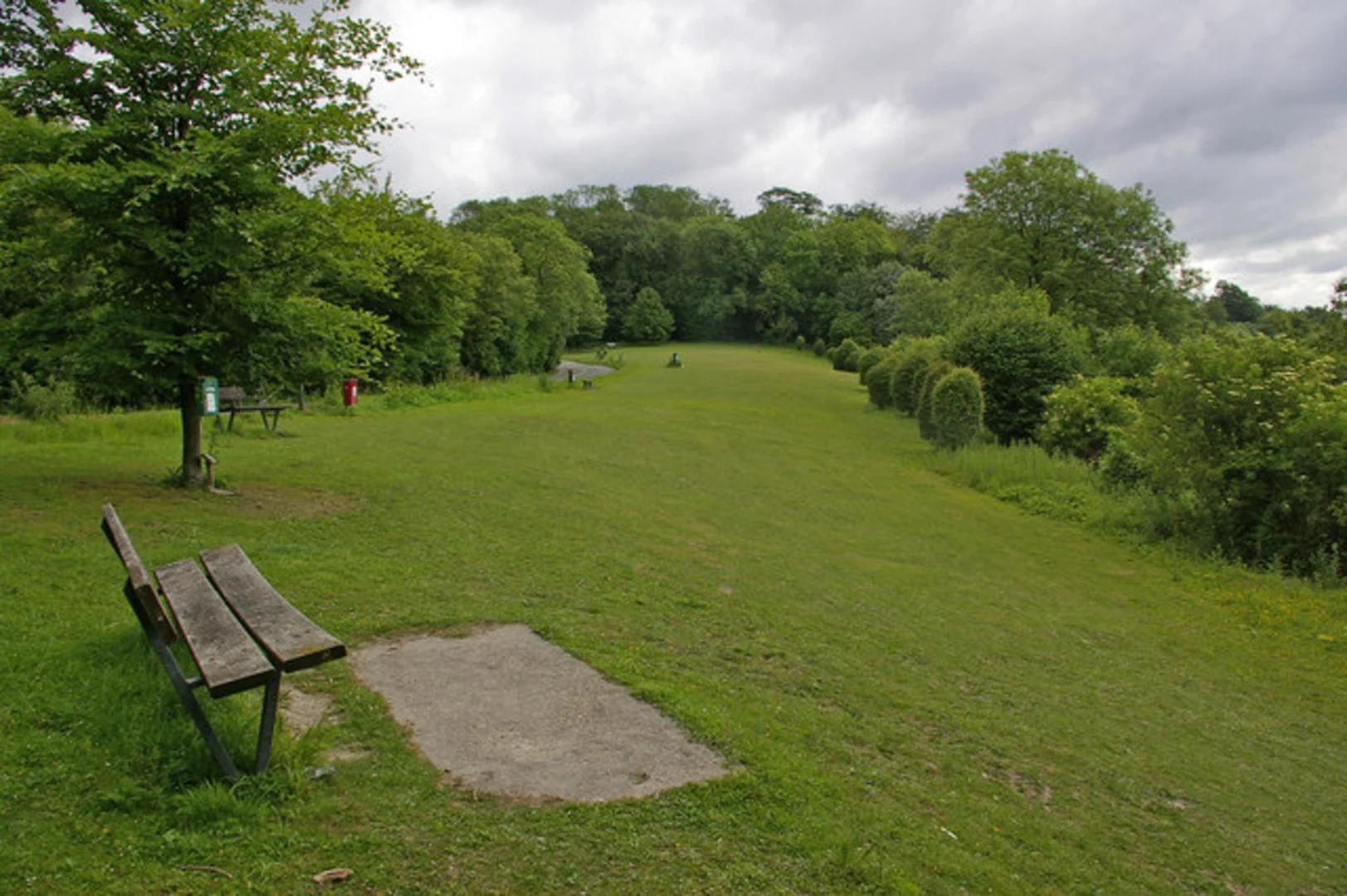 An image depicting the trail Caterham on the Hill, Chipstead and Coulsdon Loop and its surrounding area.