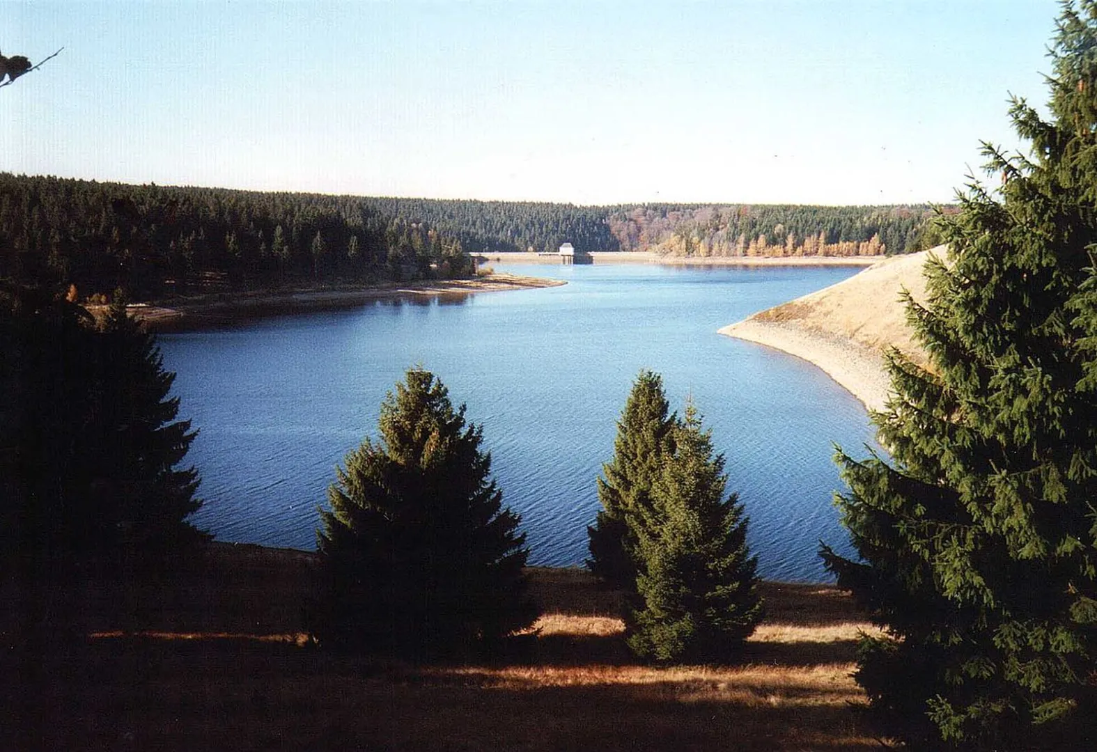 An image depicting the trail Torfhaus to Bad Harzburg Walk via Eckertalsperre and Eckertalsperren Rundweg and its surrounding area.