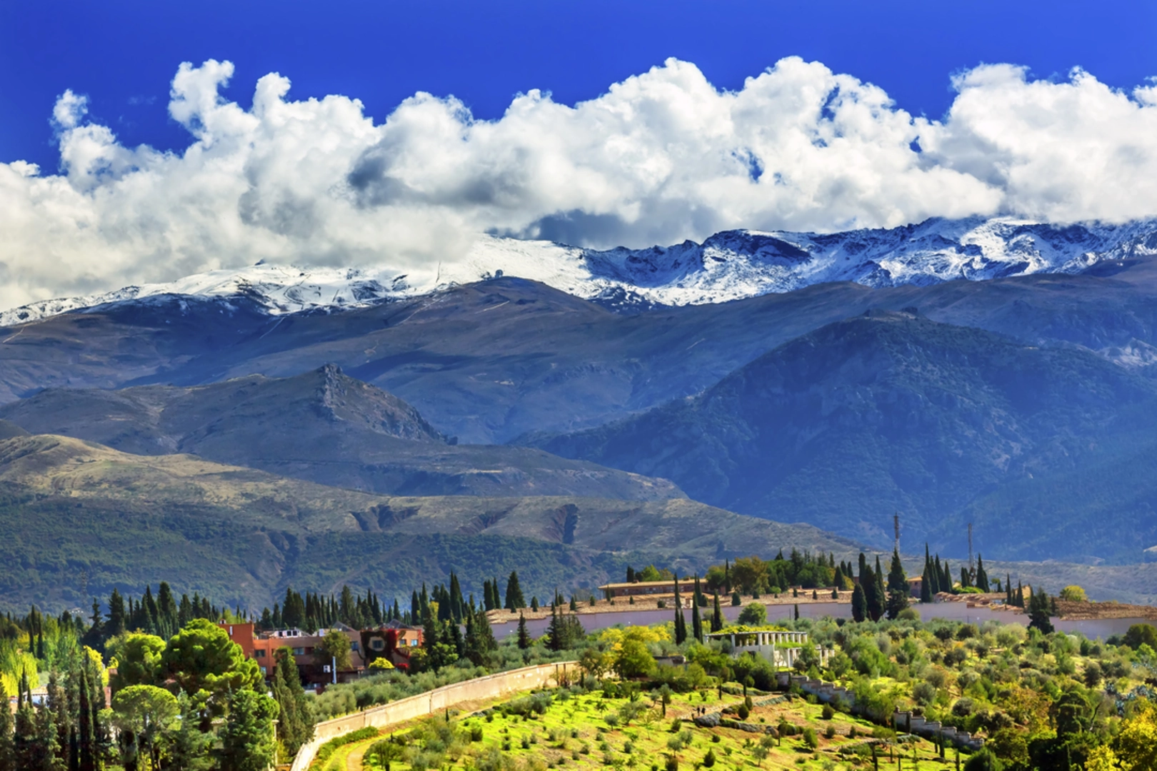 An image depicting the trail PR A 27 Trevélez - Siete Lagunas and its surrounding area.