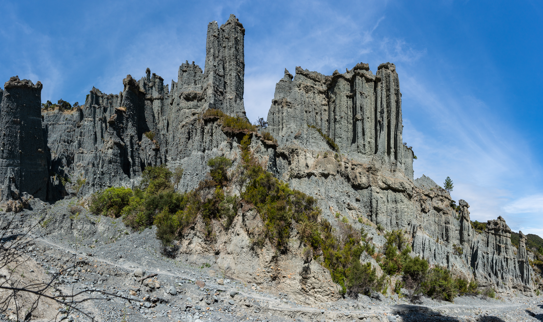 An image depicting the trail Pinnacles Track - Up the Streambed and its surrounding area.