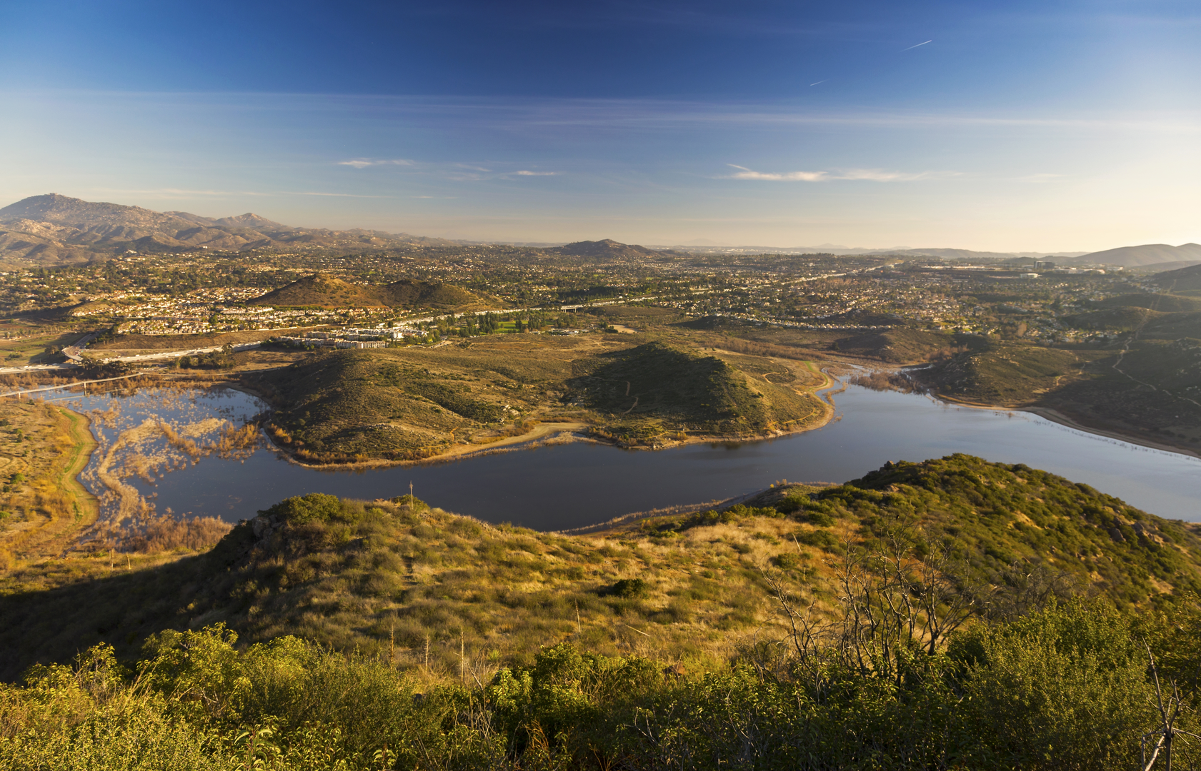 An image depicting the trail Lake Hodges South Shore Walk and its surrounding area.