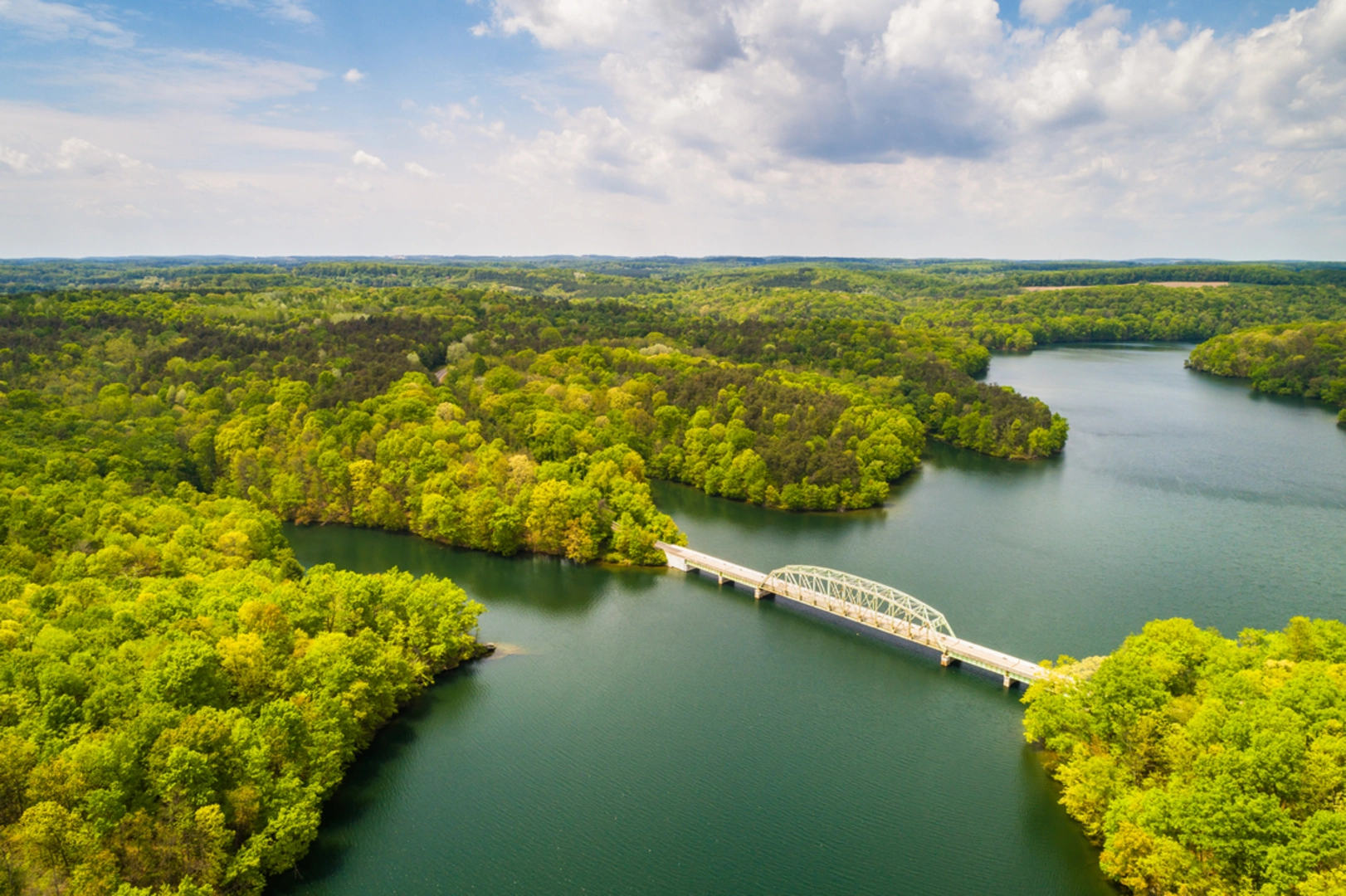 An image depicting the trail Walkalong Prettyboy Reservoir and its surrounding area.