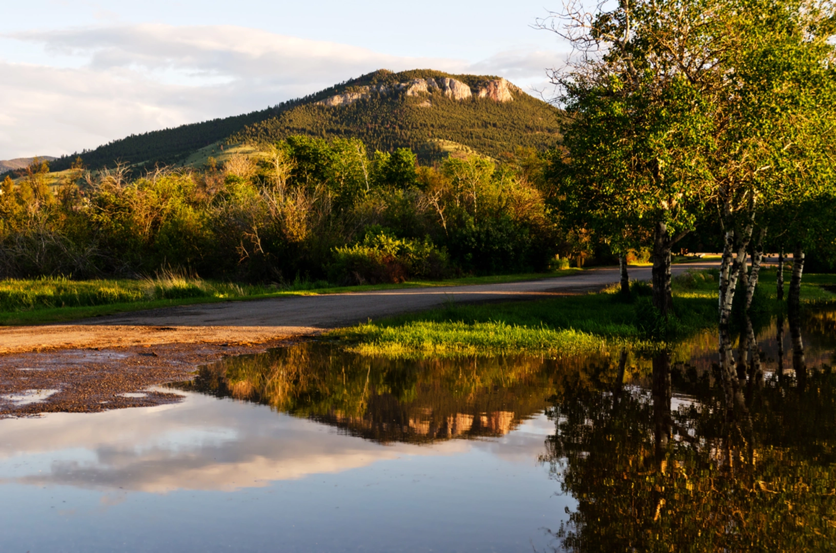 An image depicting the trail Mount Helena Ridge Trail and its surrounding area.