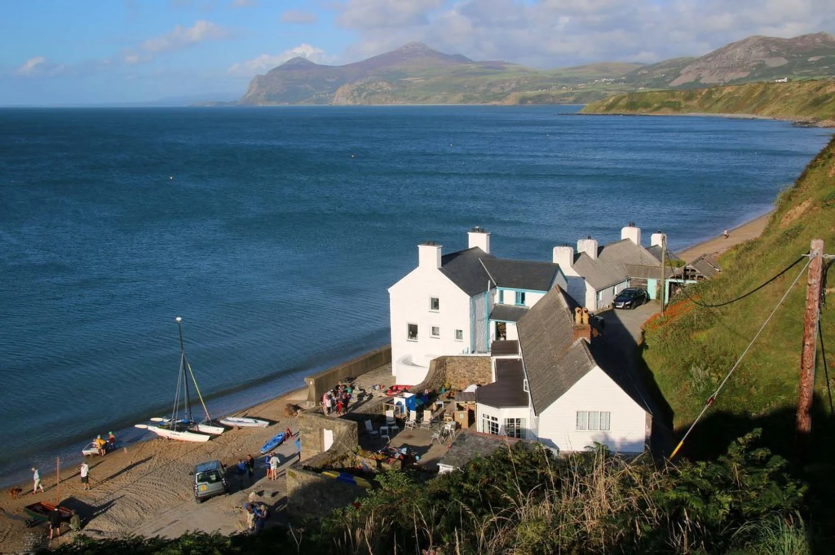 An image depicting the trail Porthdinllaen Loop and its surrounding area.