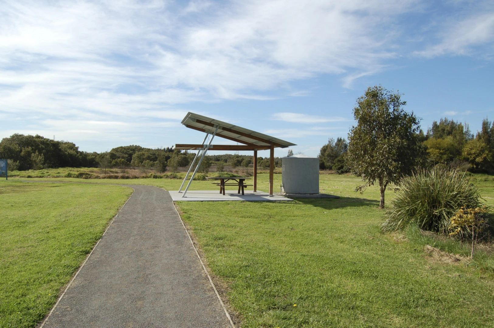 An image depicting the trail Rainforest Walk to Riverside Park Walk and its surrounding area.
