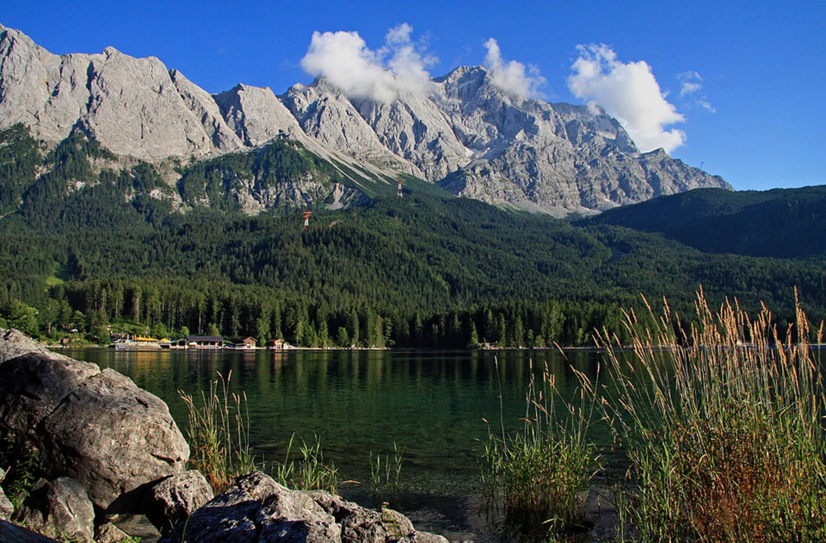 An image depicting the trail Grainau and Eibsee Loop and its surrounding area.