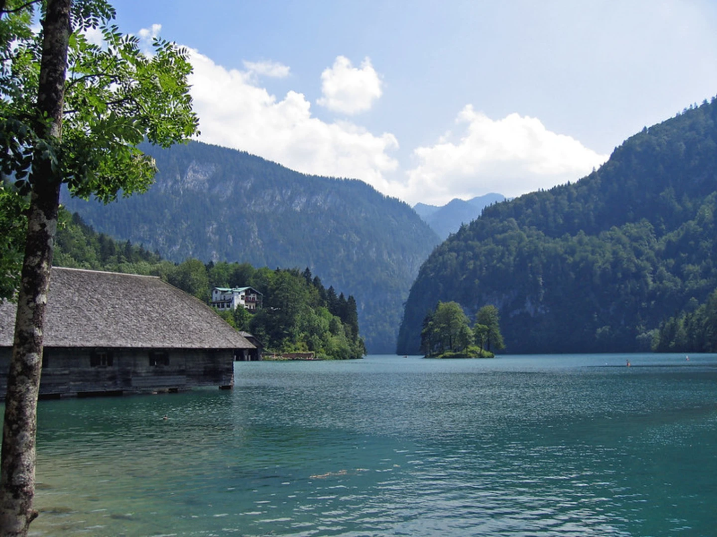 An image depicting the trail Ruine Mitterhüttenalm Walk via Königssee and its surrounding area.