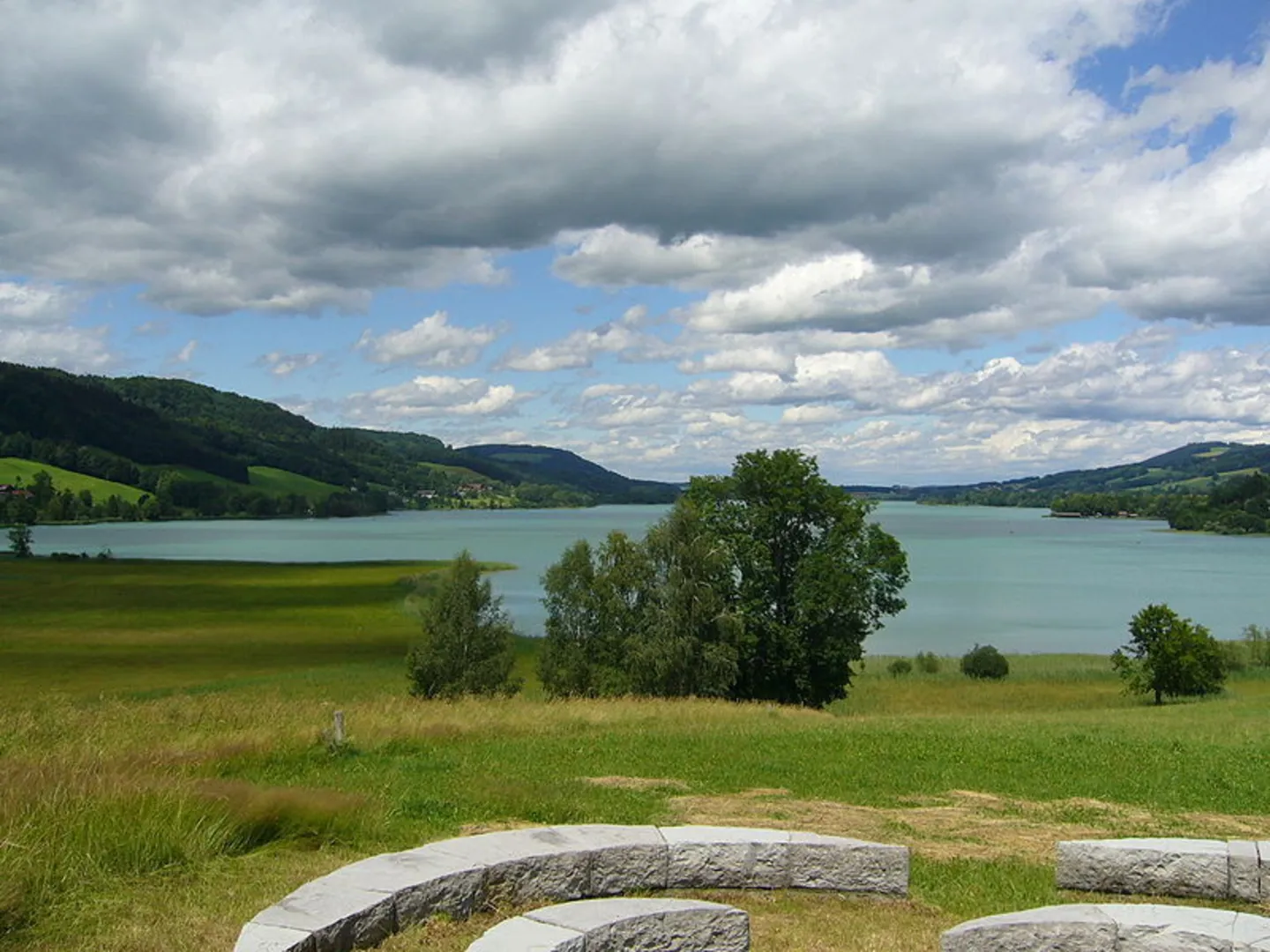 An image depicting the trail Heissinger Höhe - Alp Meadow Trail and its surrounding area.