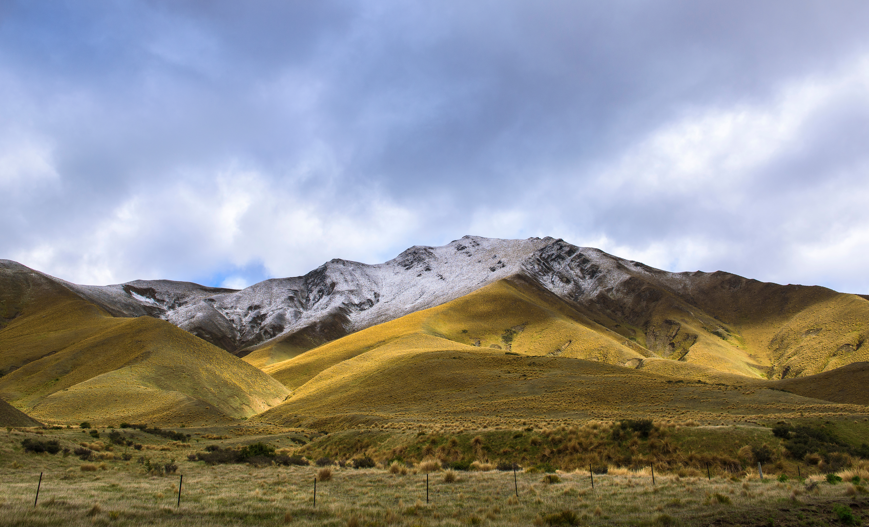 An image depicting the trail Lindis Peak Track and its surrounding area.