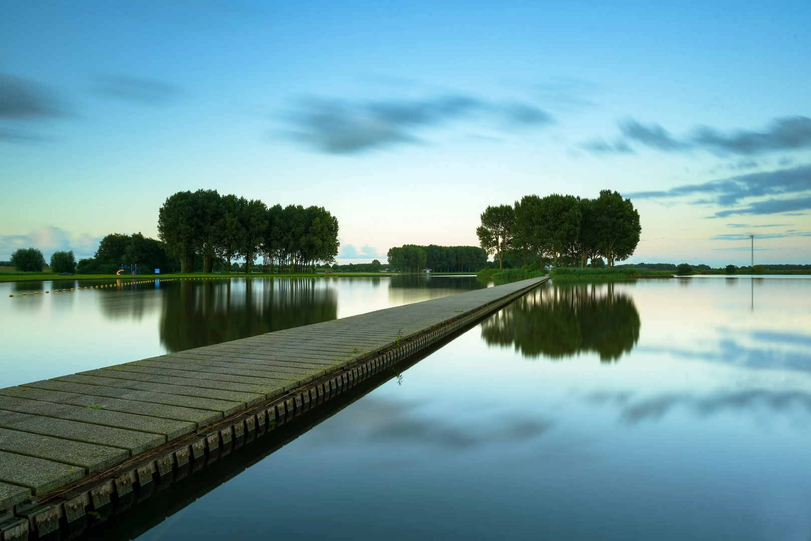 An image depicting the trail Amsteldijk Zuid via Amstel and Bullewijk and its surrounding area.