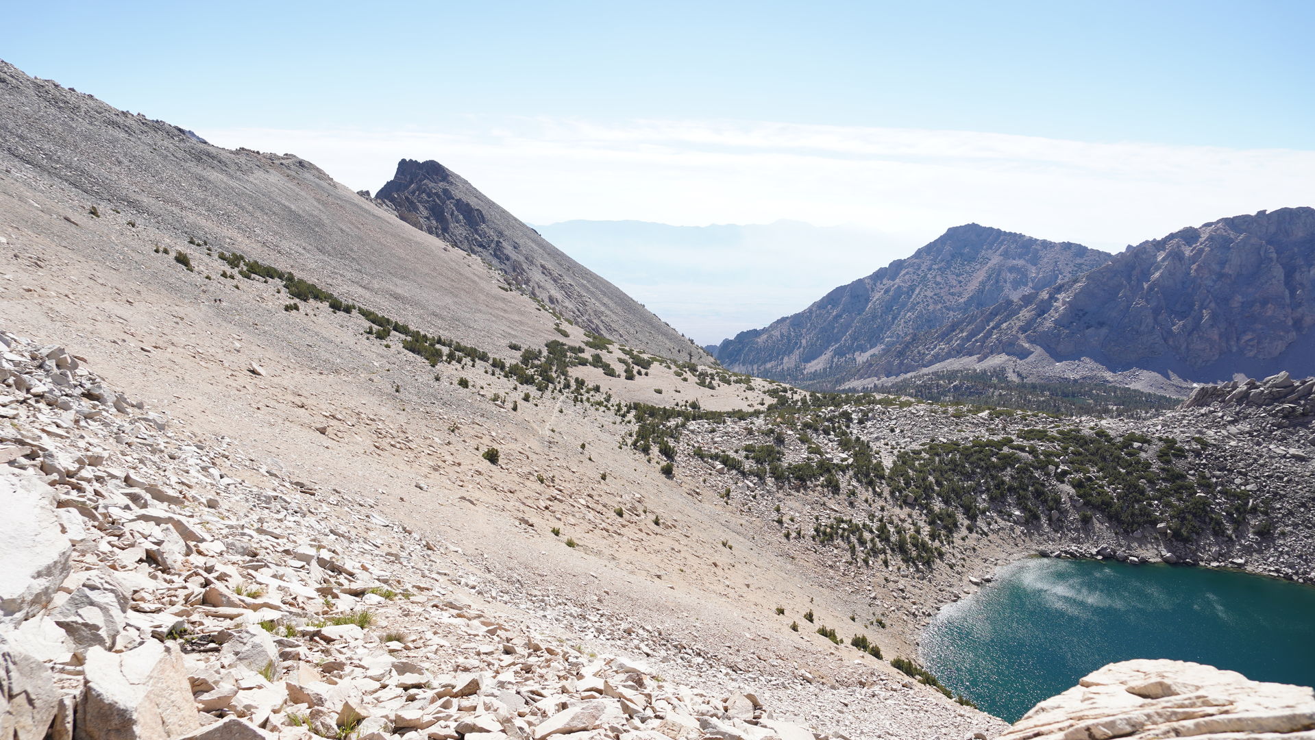 An image depicting the trail Mount Gould via Kearsarge Pass Trail and its surrounding area.