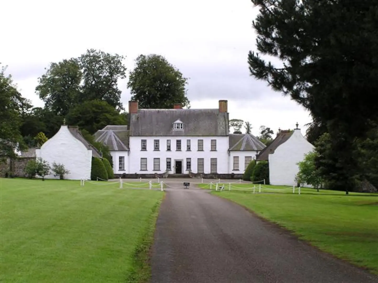 An image depicting the trail Springhill House - Sawpit Hill Walk and its surrounding area.
