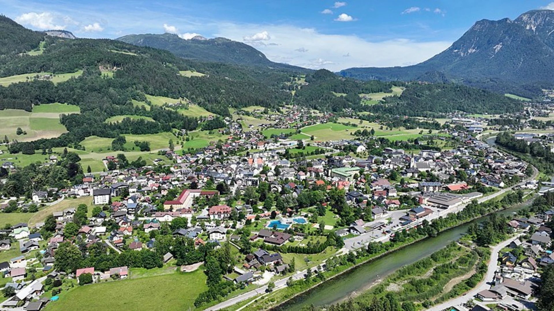 An image depicting the trail Sunnseiten Walk and its surrounding area.