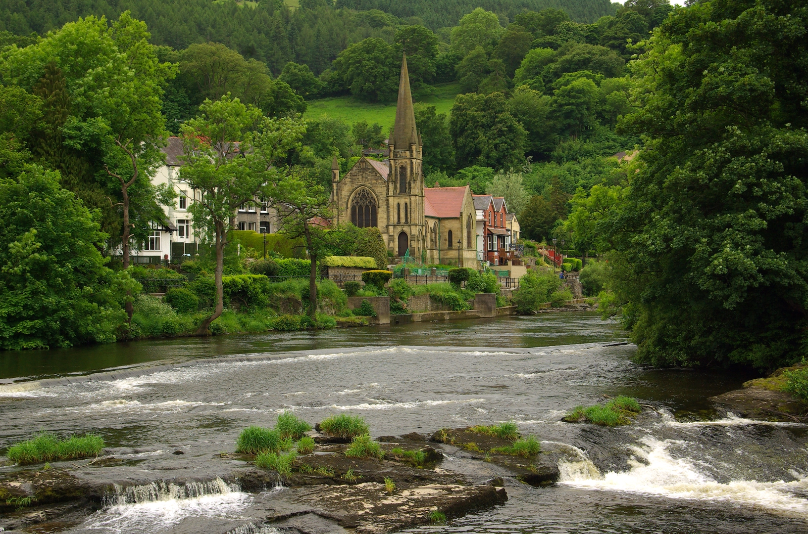 An image depicting the trail Dee Valley Way and its surrounding area.