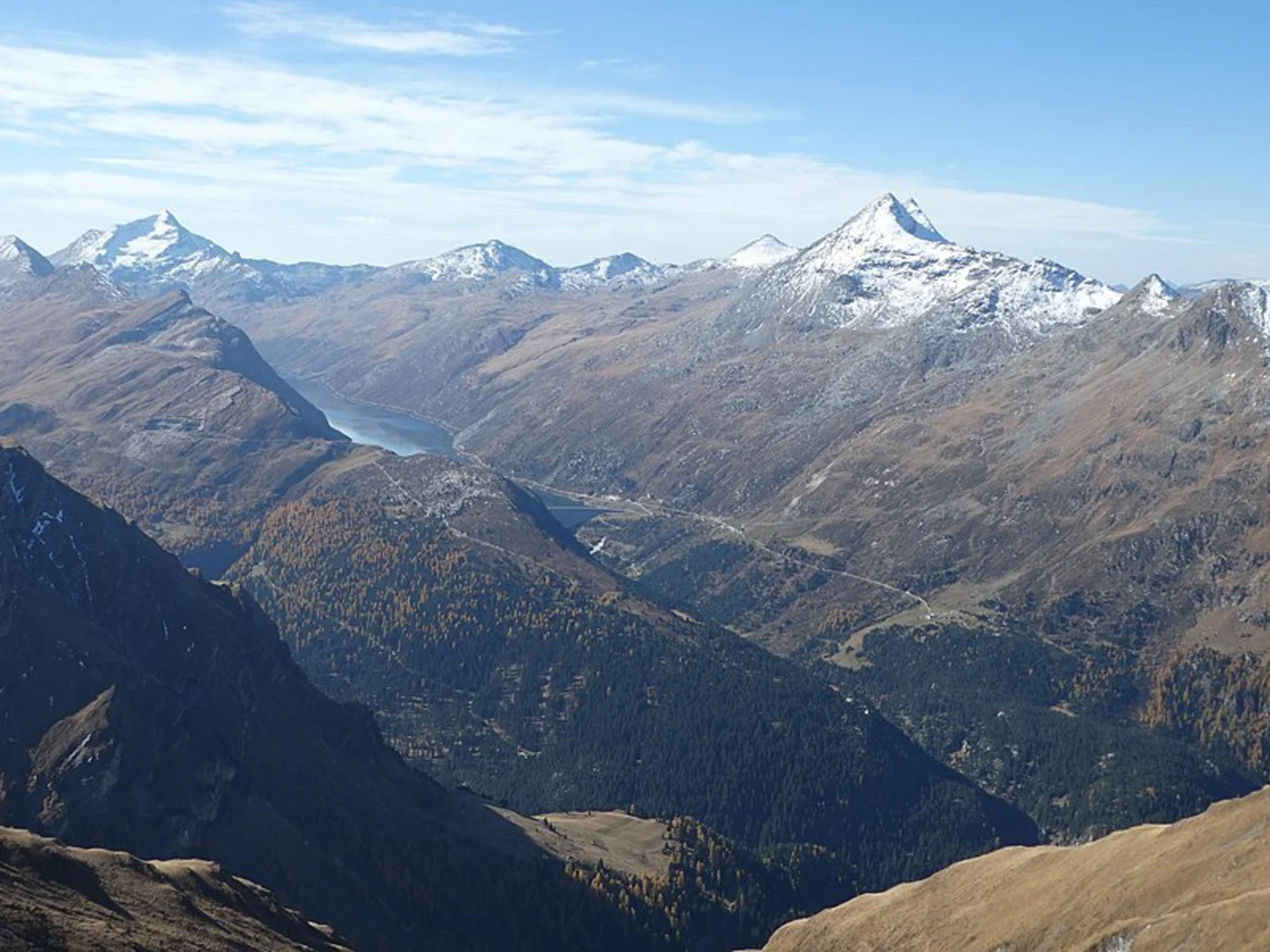 An image depicting the trail Alte Averserstrasse and its surrounding area.