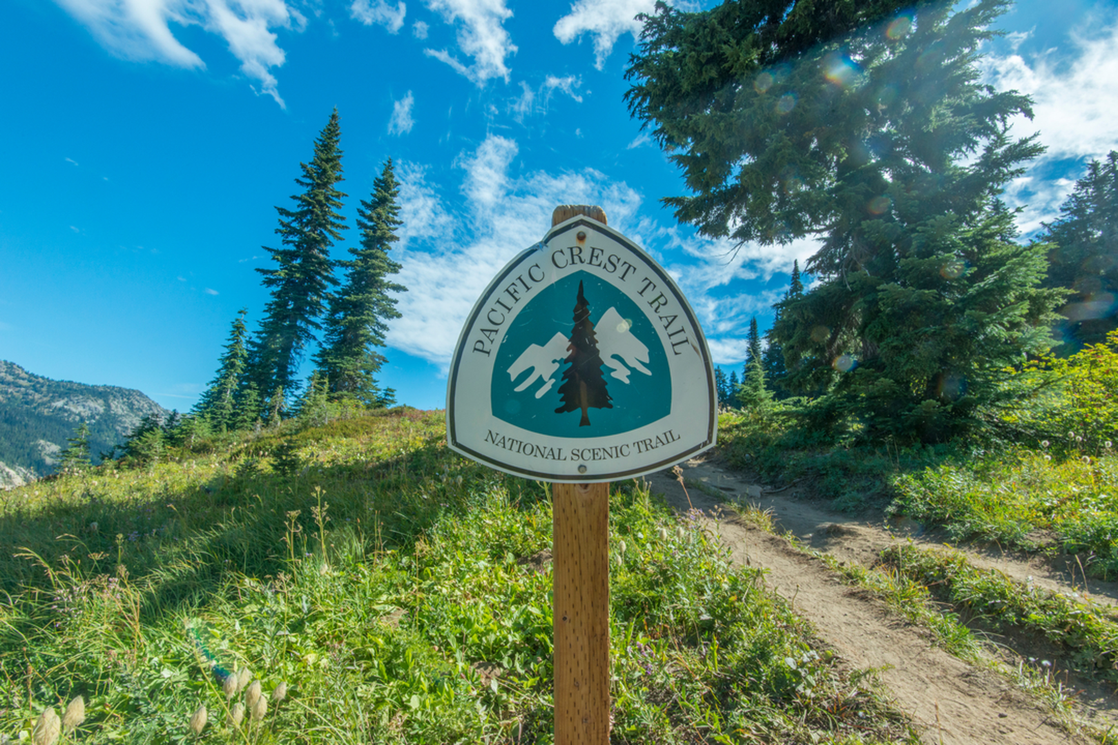 An image depicting the trail Hidden Lake Trail and its surrounding area.