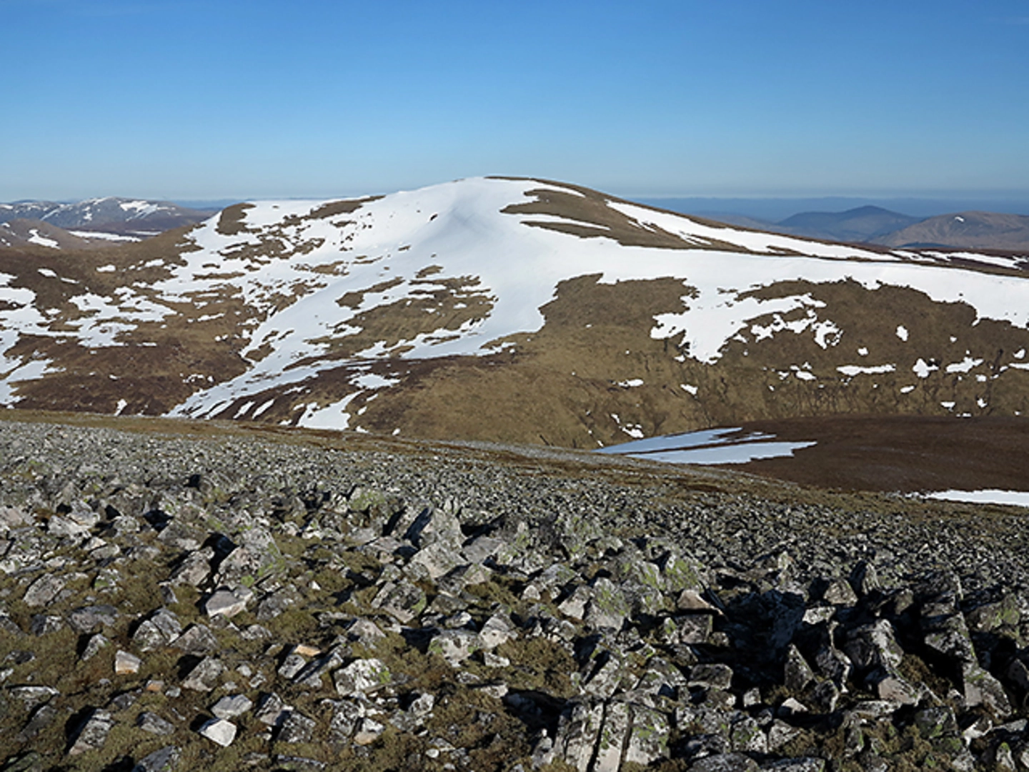 An image depicting the trail Càrn an Rìgh via Glas Tulaichean and its surrounding area.