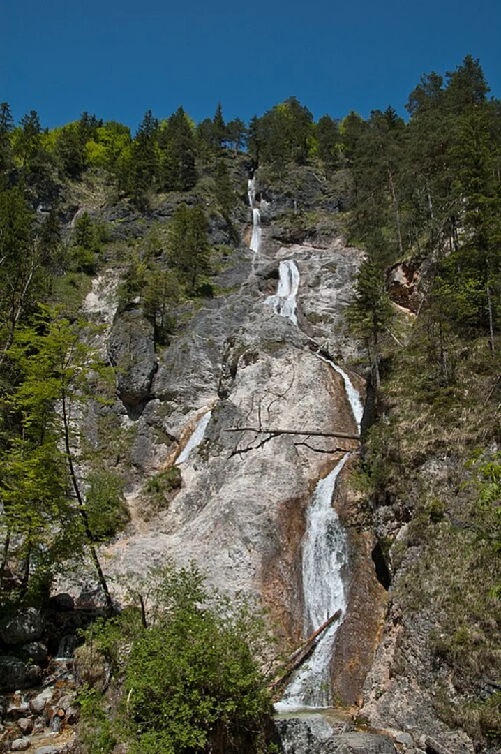 An image depicting the trail Theresienklause via Almbachklamm and its surrounding area.