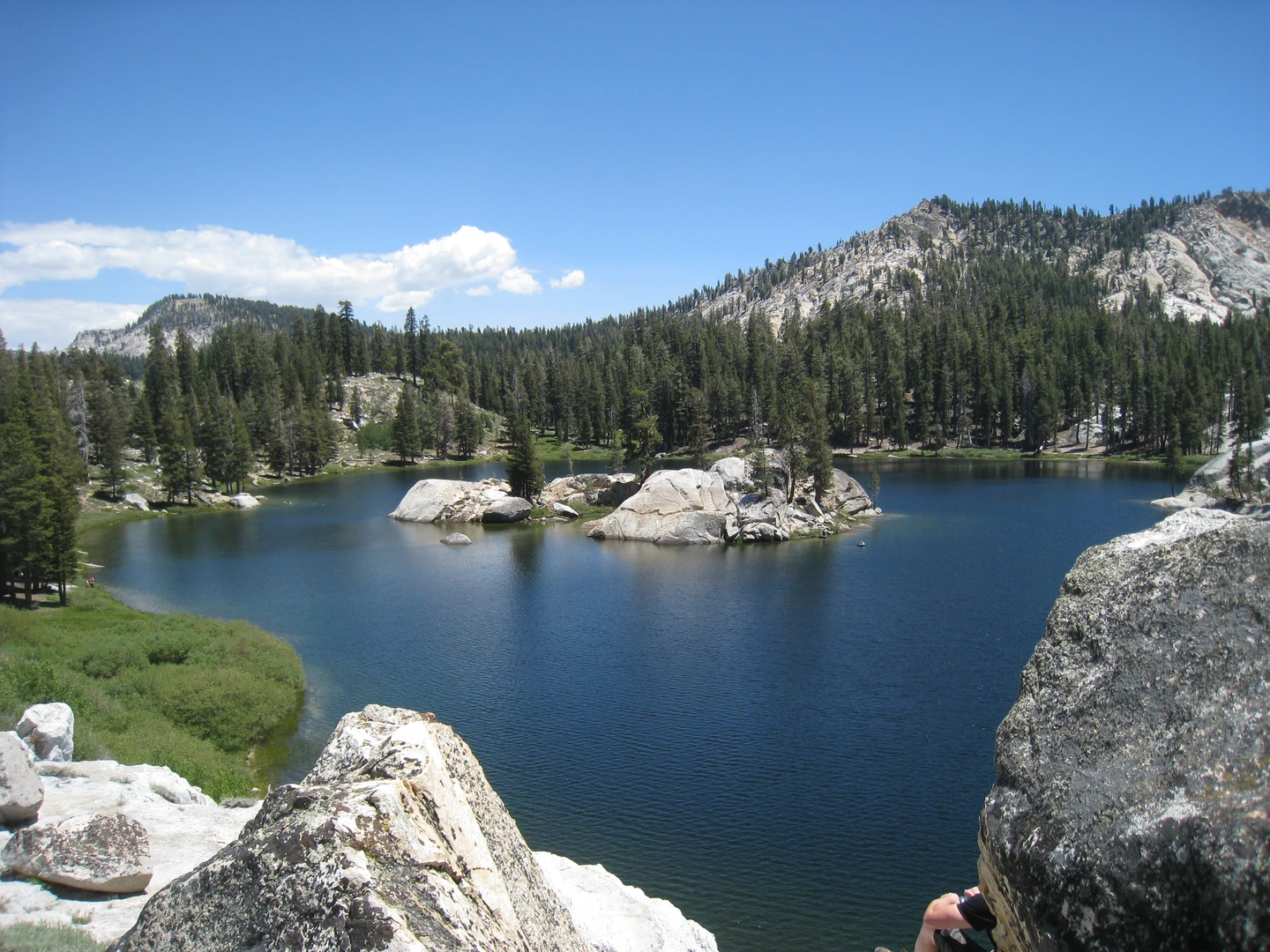 An image depicting the trail Upper Twin Lake via California Riding and Hiking Trail and its surrounding area.